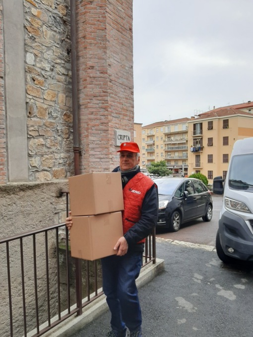A.D.M.O consegna 130 pacchi alimentari per le famiglie bisognose