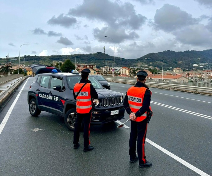 Ruba smartphone e aggredisce un addetto alle vendite: arrestato un 31enne