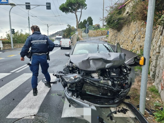 Frontale a Sanremo tra due auto: feriti entrambi i conducenti