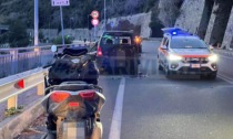 Schianto in scooter contro auto parcheggiata, ferito un 21enne a Ventimiglia