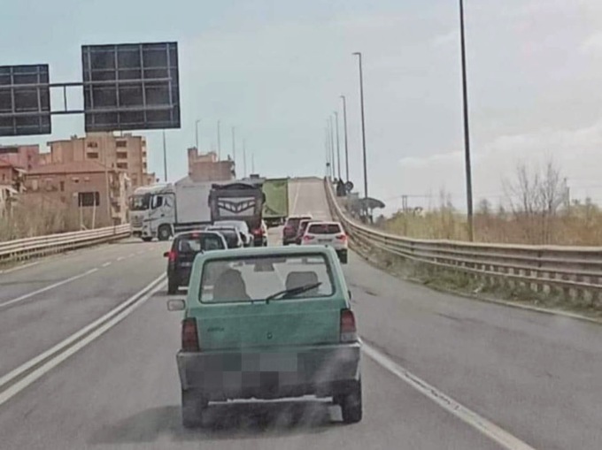 L’inversione di marcia dell’autoarticolato sul cavalcavia, la foto diventa virale