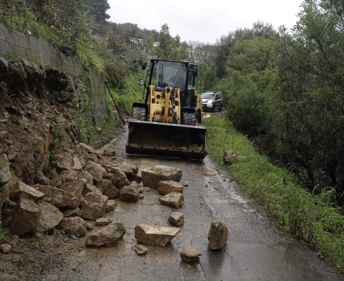 L’abbondante pioggia provoca una frana a Ventimiglia
