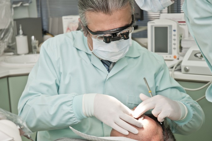 Radiografia tardiva per il marito che aveva ingoiato la protesi, scatta la denuncia ai carabinieri