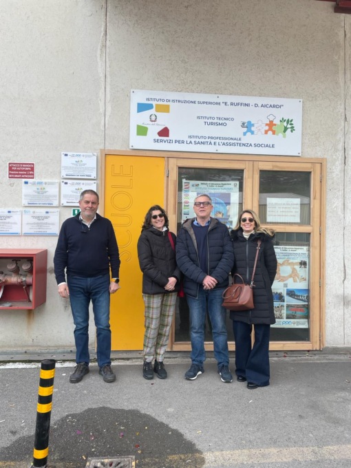 Il candidato Gianni Rolando in visita alle scuole di Valle Armea