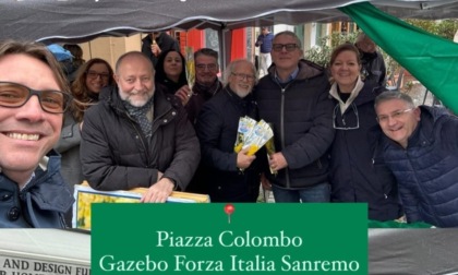 Banchetto di Forza Italia in piazza Colombo