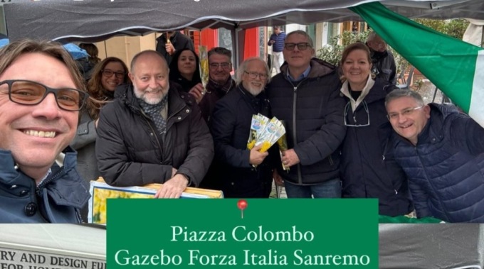 Banchetto di Forza Italia in piazza Colombo