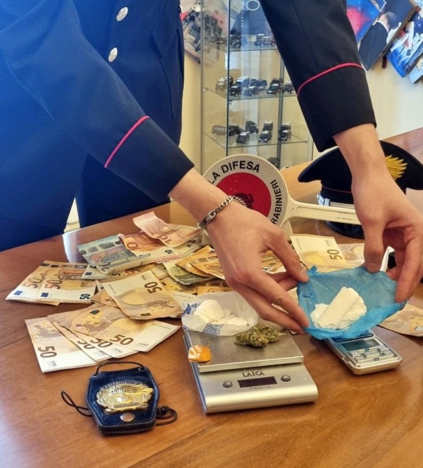 Scoperti 80 grammi di cocaina durante uno sfratto a Diano Marina, un arresto