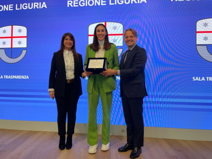 Una targa dalla Regione per la nuotatrice Francesca Fresia