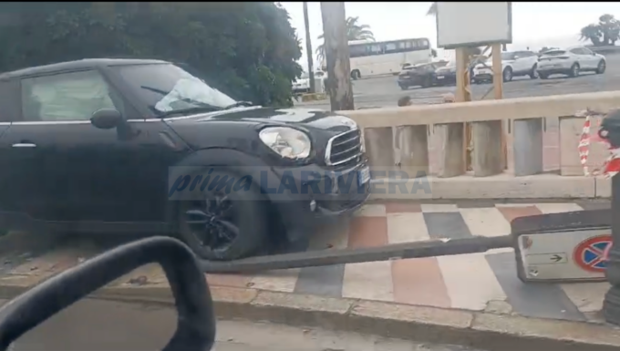 Auto come una scheggia contro il marciapiede, tragedia sfiorata a Sanremo