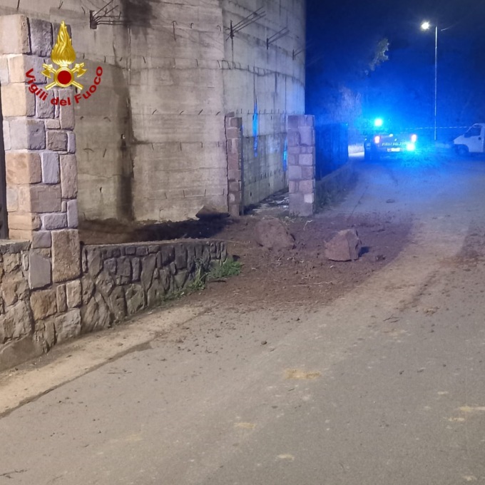 Caduta massi alle Gallardi, vigili del fuoco chiudono la strada