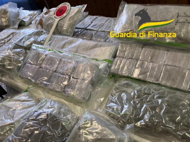 droga sequestro hascisc marijuana guardia di finanza arrestato ucraino