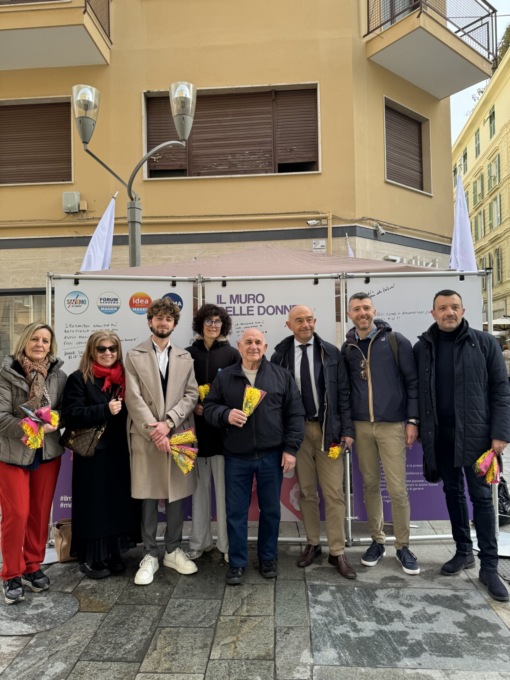 Giornata della Donna, da Mager il muro di riflessioni e mimosa
