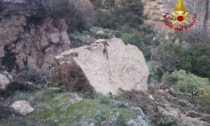 Crollano alcuni massi dalla parete rocciosa di Roverino, nessun ferito