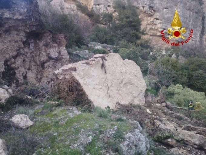 Crollano alcuni massi dalla parete rocciosa di Roverino, nessun ferito
