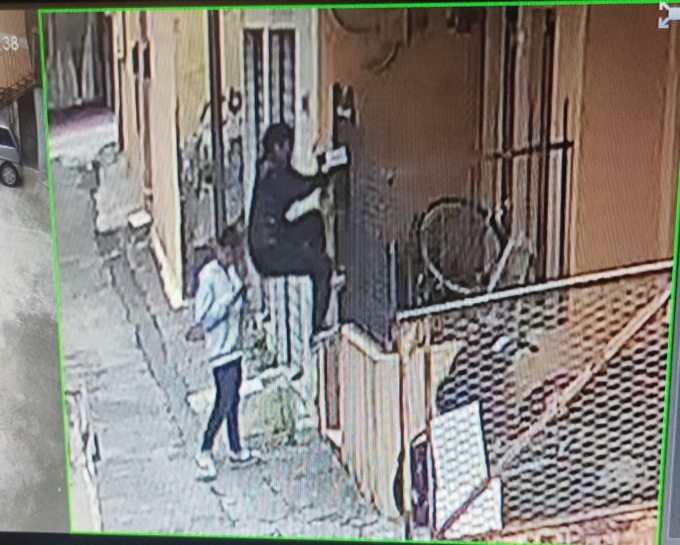 Rubano due bici a un ex poliziotto. Ripresi dalle telecamere