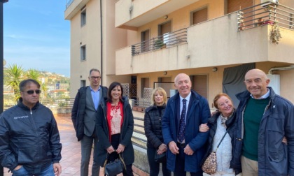 Alessandro Mager in visita ai condomini della "palazzina fantasma"