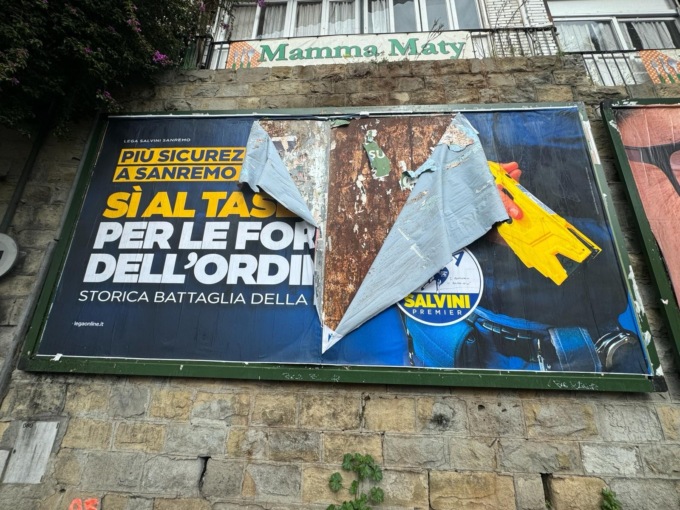 Imbrattati e danneggiati i manifesti della Lega a Sanremo