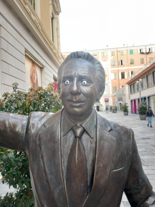 Mike Bongiorno con gli occhi “spiritati” in Via Escoffier