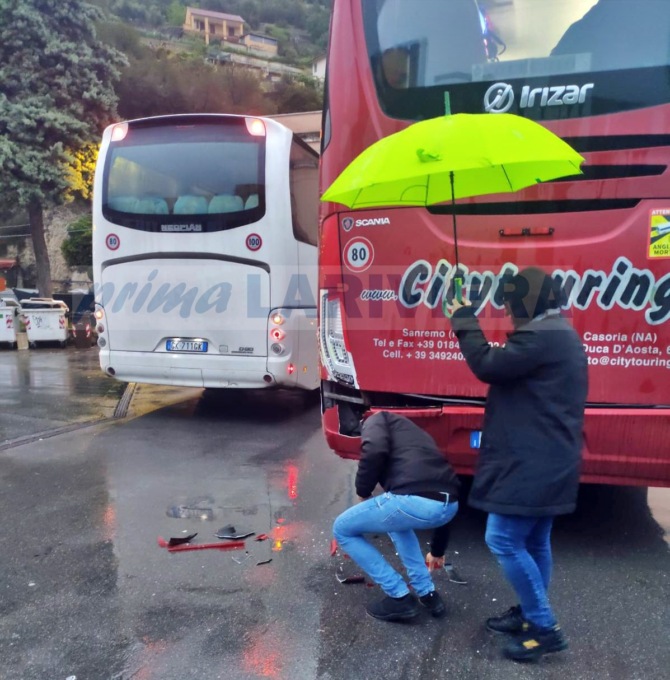 Tamponato pullman in sosta: salta la gita a Milano di 40 studenti ventimigliesi