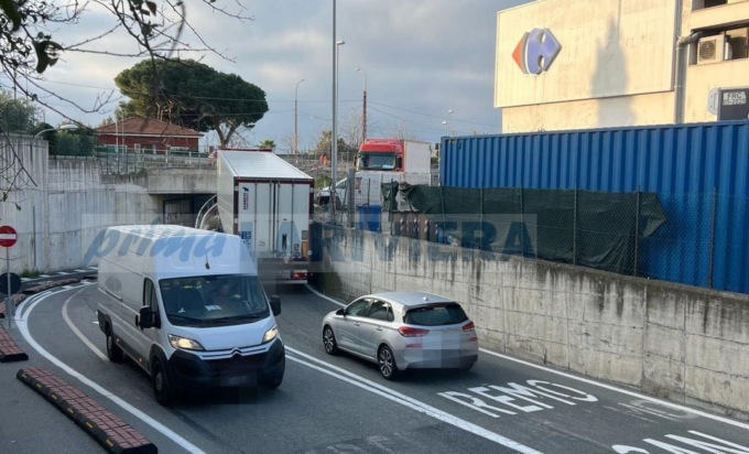 A un mese dalla tragedia dei due studenti: i tir tornano sulla bretella della morte a Bussana