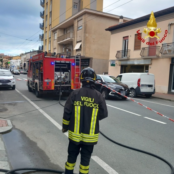 Incendio all’interno della lavanderia Jolly di Vallecrosia