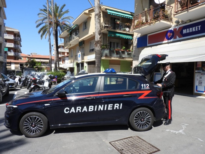 Evade dai domiciliari per rapinare market: arrestato 43enne dai carabinieri