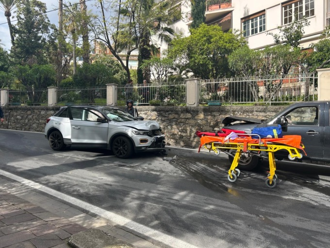 Scontro tra auto in Corso Inglesi. Donna liberata dalle lamiere