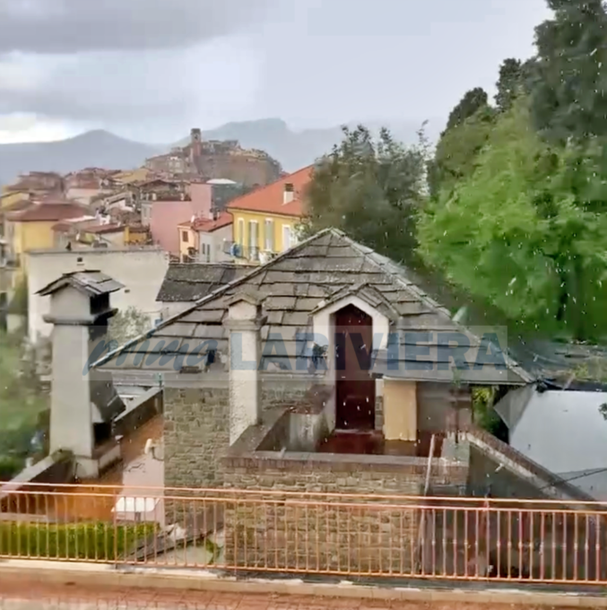 Tempo matto: a Perinaldo nevischia per un quarto d’ora