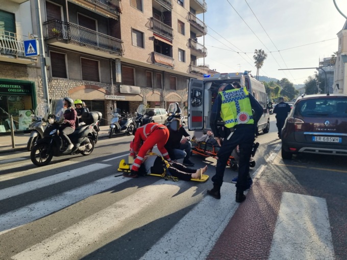 Incidente fotocopia: donna investita da ragazza abbagliata dal sole