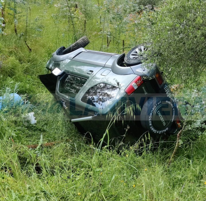 Fuoristrada finisce nella scarpata a Camporosso