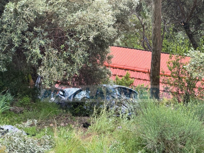 Auto precipita sul tetto di una casa a Ventimiglia, nessun ferito
