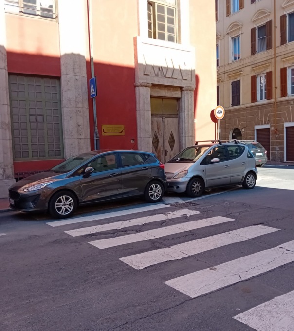 Parcheggi (e vigili urbani) creativi a Imperia