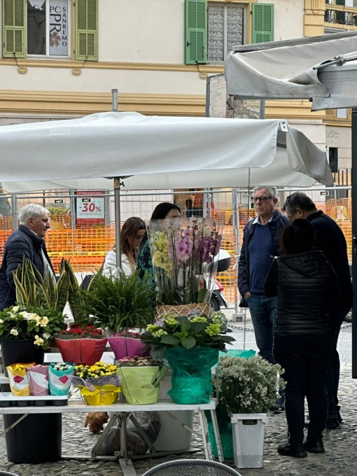 Elezioni Sanremo, Gianni Rolando incontra i fiorai di piazza Muccioli