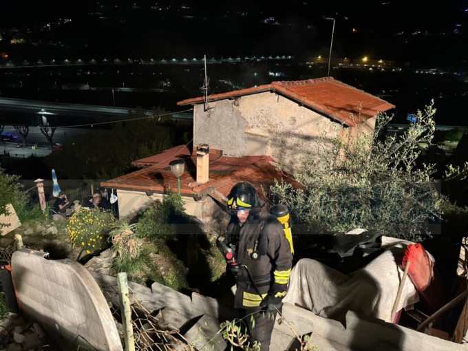 Brucia un’abitazione a Ventimiglia, forse all’origine c’è una sigaretta accesa