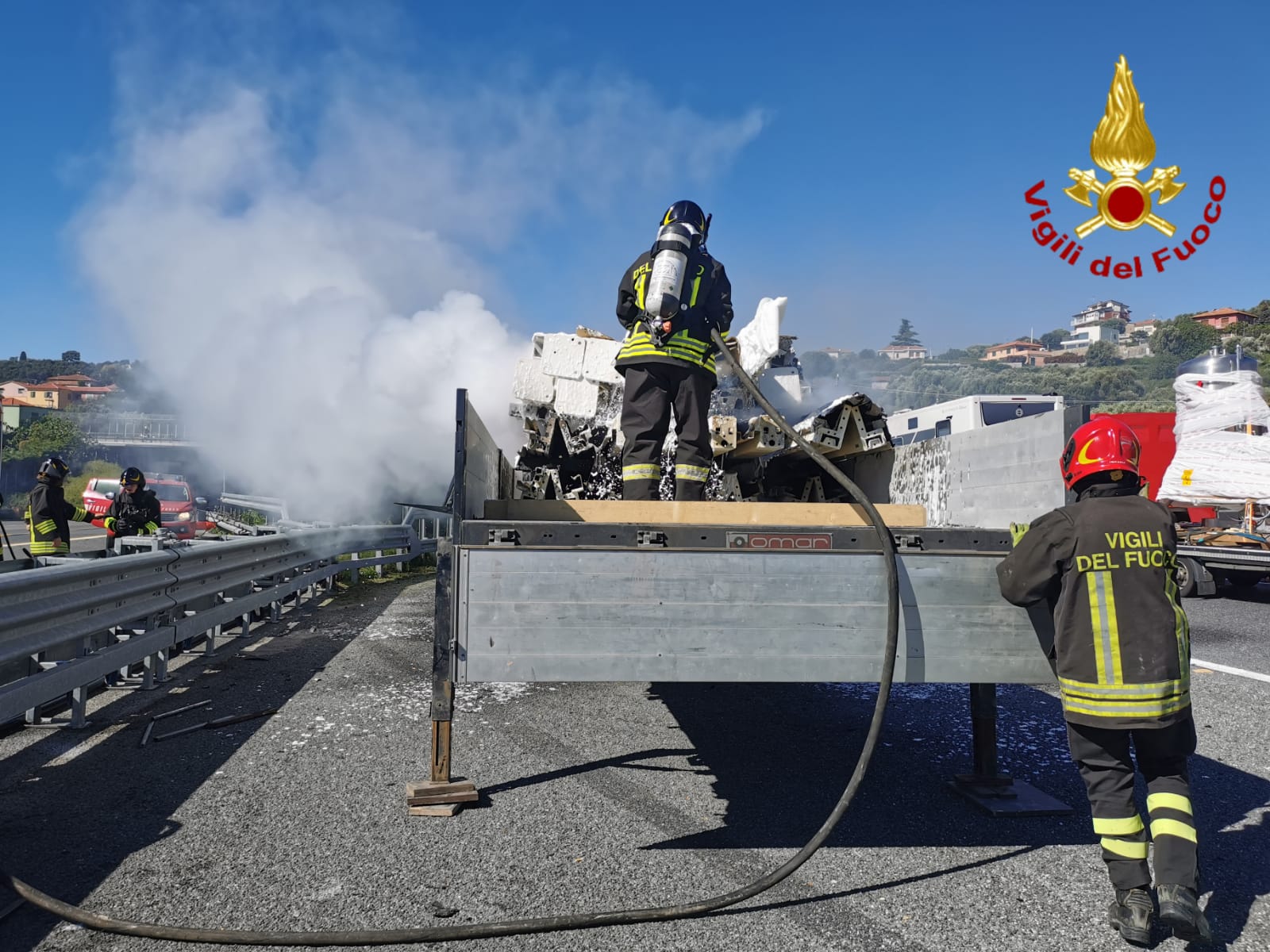 incendio camion a10 autofiori tra san bartolomeo e imperia est_03