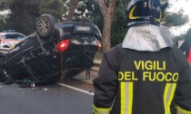 Auto si cappotta sull'Aurelia a Cipressa, due feriti