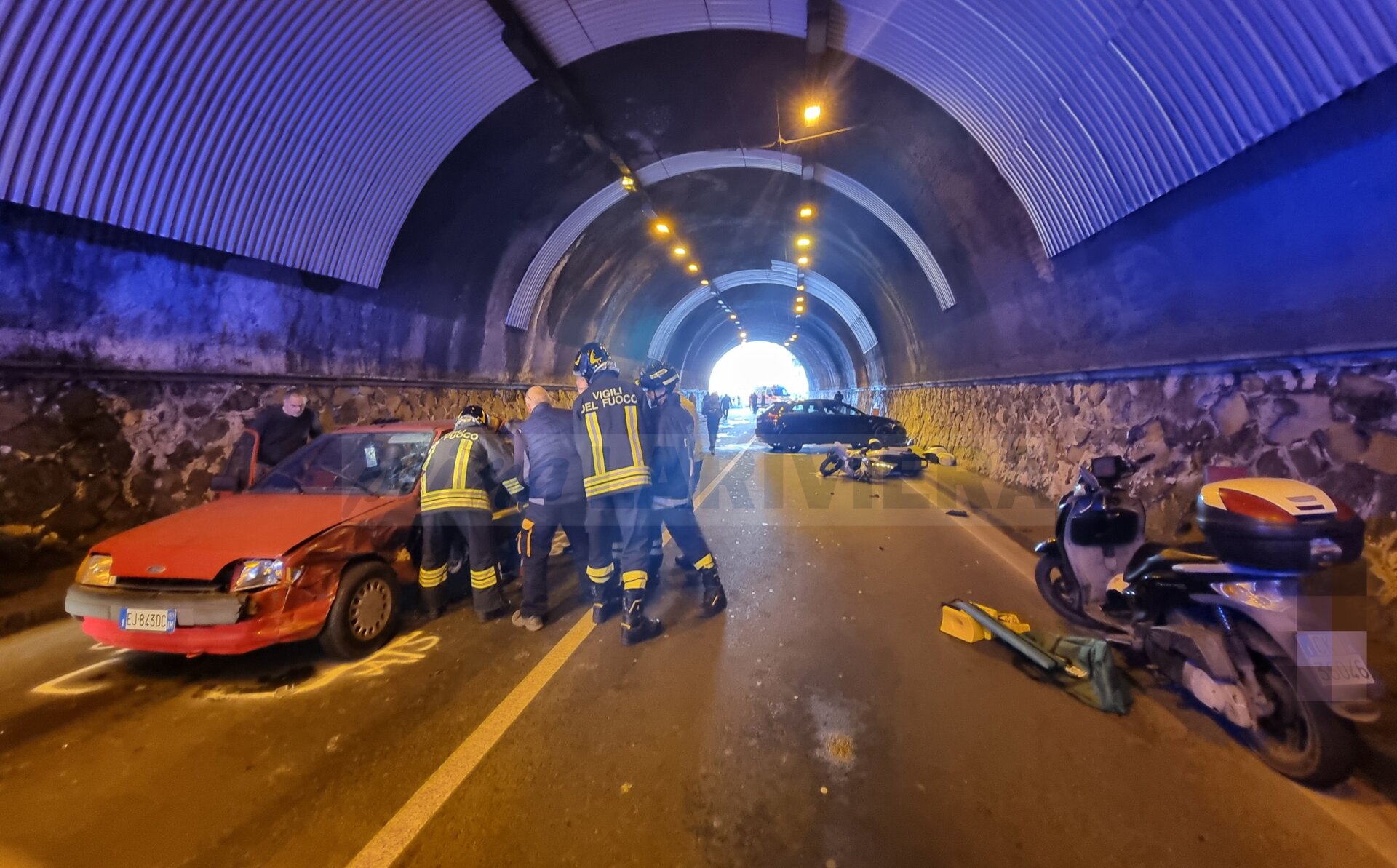incidente galleria taggia tre auto e due scooter coinvolti aurelia_03