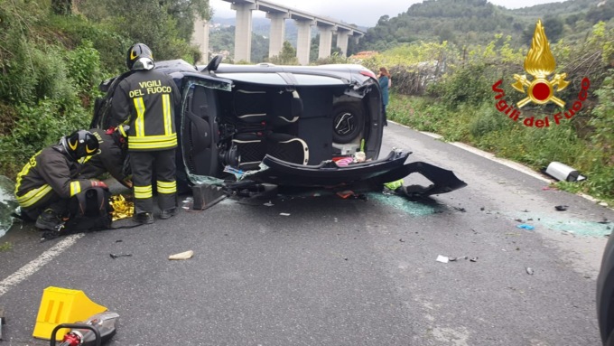 Perde il controllo dell’auto e si ribalta: grave un 67enne a San Bartolomeo al mare