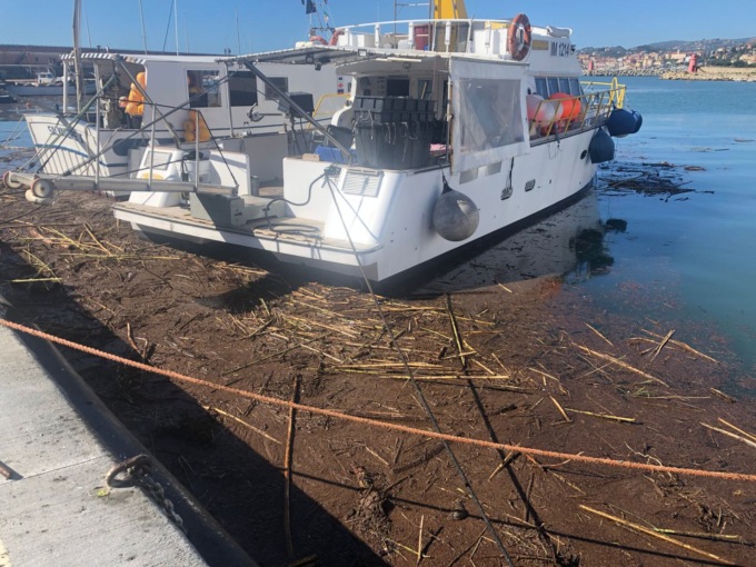 Il Porto di Oneglia invaso da detriti dopo la mareggiata