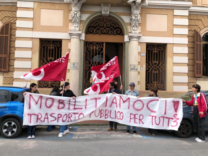 “Situazione vergognosa” il coro degli studenti che sono scesi in piazza contro il trasporto pubblico