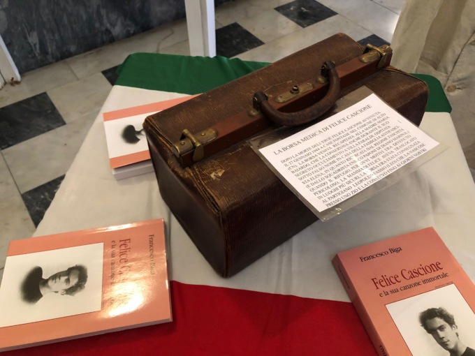 La borsa da ‘megu’ di Felice Cascione esposta nella mostra dedicata al Partigiano ucciso dai fascisti