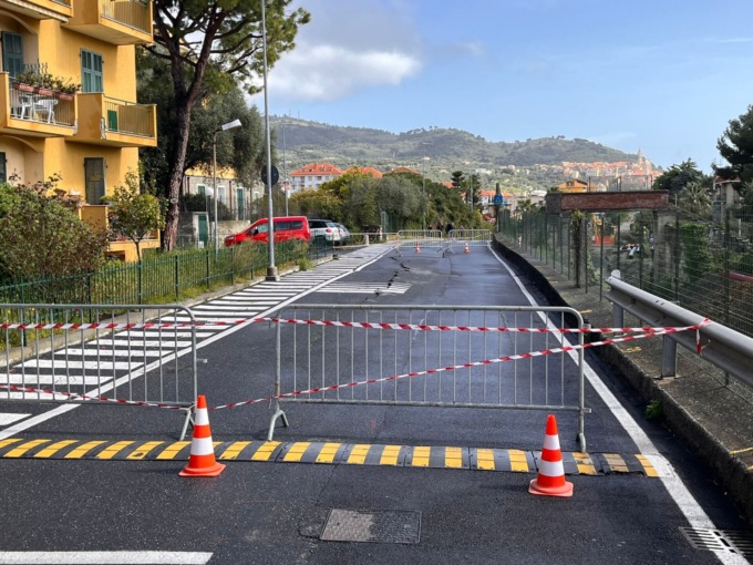 Maltempo, un albero caduto su auto in transito
