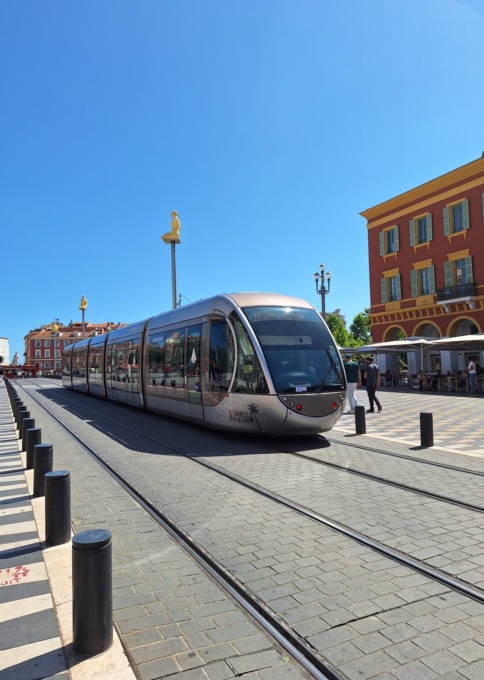 Bordighera sulle fiancate del tram di Nizza