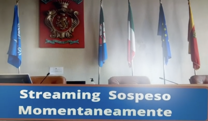 Consigliere bestemmia durante la diretta e lo streaming “sparisce” da YouTube