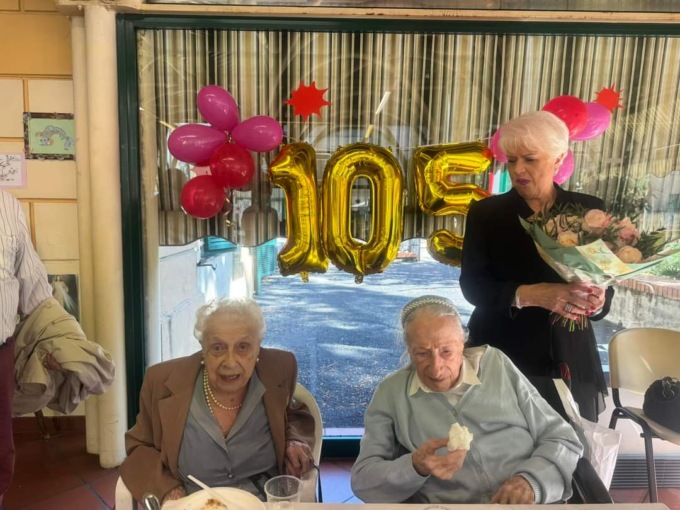 Fibra invidiabile: festeggia i 105 anni insieme alla sorella di 107
