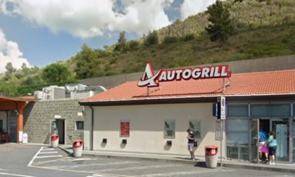 Ex dipendente armato di martello rapina Autogrill