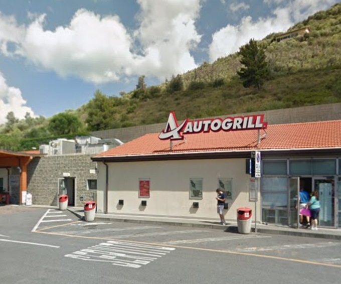 Ex dipendente armato di martello rapina Autogrill
