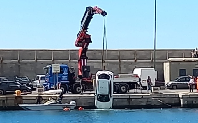 Pesca grossa…il recupero dell’auto finita in acqua a Porto Vecchio