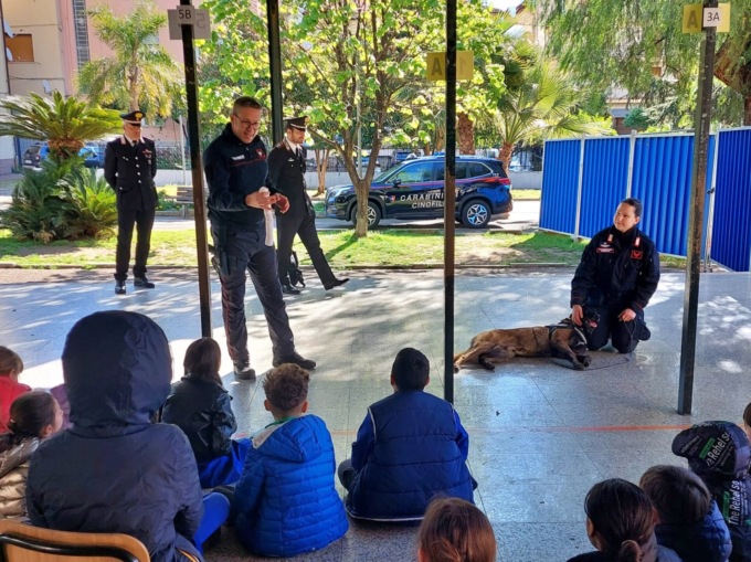 I carabinieri alla scuola Pastonchi per una dimostrazione con l’unità cinofila
