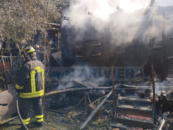 Bruciano una roulotte e delle baracche in un giardino di Ventimiglia Alta
